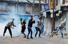 क्या कश्मीर में हिंसा के हालात पर काबू नहीं पाया जा सकता?
