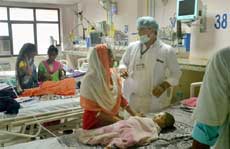 गुजरात का विकास मॉडलः अस्पताल में शिशुओं की मौत बाद दिखी कुपोषण की तस्वीर