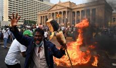  श्रीलंका में सैकड़ों प्रदर्शनकारी राष्ट्रपति गोटबाया राजपक्षे के इस्तीफे की मांग, घर पर प्रदर्शनकारियों का कब्जा