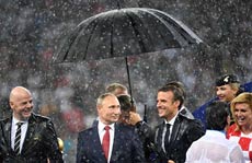 फीफा विश्व कप 2018: बारिश में अतिथियों को भूल  पुतिन ने खुद ओढ़ा छाता, उड़ी खिल्ली
