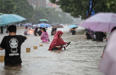 चीन की बाढ़ः भारी बारिश से सड़कें नदियां बन गईं और 10 अरब डॉलर की चपत से तबाही की तरफ बढ़ रहा ड्रैगन