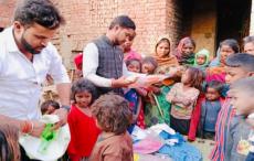 चंदौली: नौबतपुर मलिन बस्ती में नवयुवक जन सेवा समिति ने किया कपड़ा वितरण
