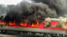 अग्निपथ योजना के खिलाफ प्रदर्शनकारियों ने फूंकीं ट्रेनें, पुलिस ने किया लाठीचार्ज