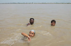 कानपुर से वाराणसी 570 किलोमीटर तैरते हुए जाएगी 11 साल की ये बेटी