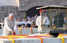 राजघाट समाधि से सेवाग्राम आश्रम तक कृतज्ञ भारत राष्ट्रपिता महात्मा गांधी को दी श्रद्धांजलि