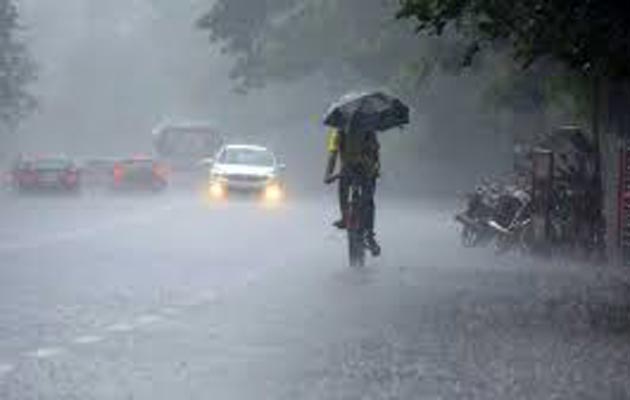 रविवार से ही पूरे उत्तर भारत में बारिश हो रही, कई सड़कें जलमग्न