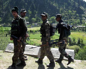 कश्मीर में आतंकवादियों ने की 1 की हत्या 