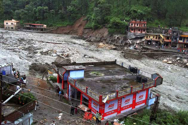 हिमालय क्षेत्र में भारी बारिश से तबाही, 32 की मौत