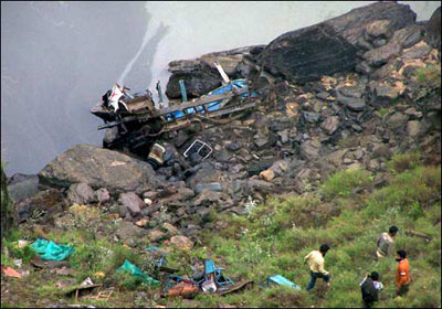 हिमाचल में बस खाई में गिरने से 51 मरे, 46 घायल