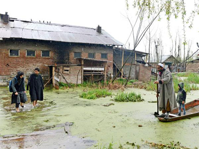 कश्मीर में बाढ़ का खतरा हुआ कम, बारिश रुकी