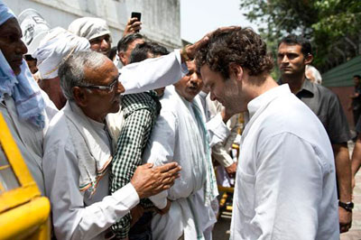 रैली से पहले किसानों से मिले राहुल गांधी, सुने दुख-दर्द