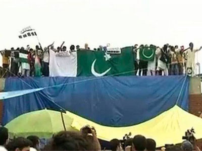 गद्दारों ने कश्मीर में लहराए पाकिस्तानी झंडे, ठुकराई ईद की मिठाई