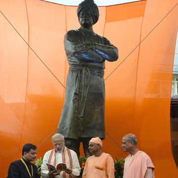 भारत की आत्‍मा की पहचान हैं विवेकानंदः पीएम मोदी ने किया स्वामी जी की मूर्ति का अनावरण 