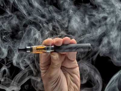 स्मोकिंग कम करने में मददगार होती है ई-सिगरेट: रिपोर्ट