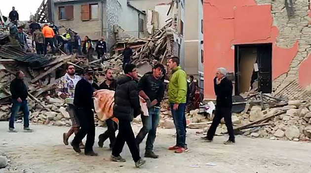 इटली में भूकंप: अब तक 247 मरे, मलबे से जिंदा निकली 10 साल की बच्ची