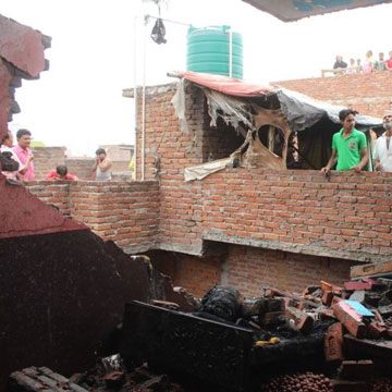 वाराणसी के लल्लापुरा में अवैध पटाखा फैक्ट्री में धमाका, 5 की मौत