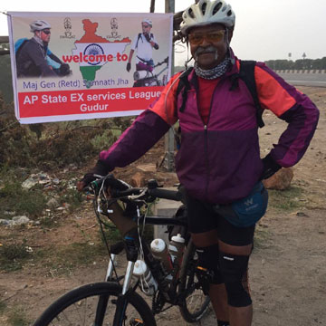समस्‍त भारत श्रद्धांजलि साइकिलिंग यात्रा: सेना के दिग्गज ने यों किया वीर जवानों को याद 