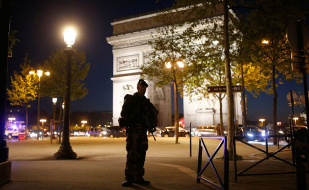 पेरिस में चैम्स-एलीसीस पर हमला, सिपाही की मौत, इस्लामिक स्टेट ने ली जिम्‍मेदारी
