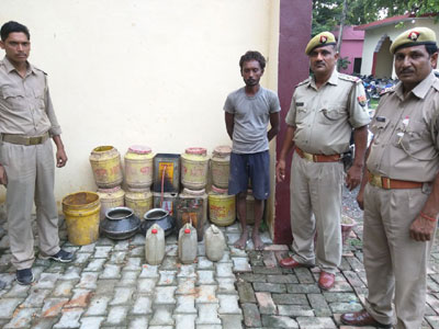 अलीनगर पुलिस ने 45 लीटर कच्ची शराब व 400 लीटर लेहन नष्ट किया