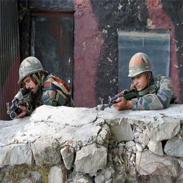 जम्मू-कश्मीर : कुपवाड़ा में आतंकियों को सुरक्षा बलों ने घेरा, मुठभेड़ जारी