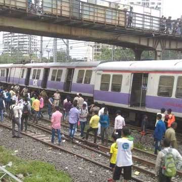 अब मुंबई में पटरी से उतरी लोकल ट्रेन, कोई हताहत नहीं, रेल सेवा प्रभावित