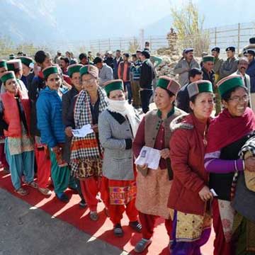 हिमाचल प्रदेश विधानसभा चुनाव 2017: सभी 68 सीटों पर 337 उम्मीदवारों के भाग्य के लिए मतदान जारी