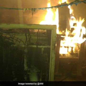 नक्सलियों ने मसूदन रेलवे स्टेशन पर लगाई आग, सहायक स्टेशन मास्टर सहित दो को बंधक बना दी जान से मारने की धमकी