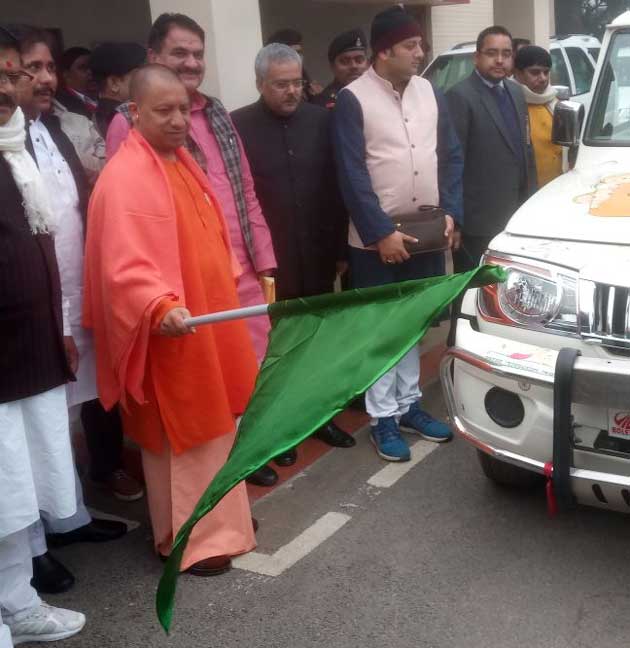 कोहरा रोक न सका योगी को, मुख्यमंत्री ने 'बाल स्वच्छता रथ' को वाराणसी में दिखाया हरी झंडी