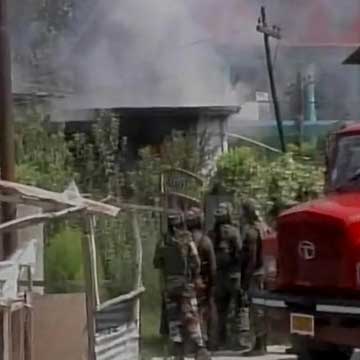 कश्मीर में बारूदी सुरंग में धमाका कर 4 पुलिसकर्मियों को मारा, जैश-ए-मोहम्मद ने ली ज़िम्मेदारी