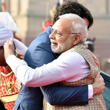अंततः प्रधानमंत्री मोदी ने गले लगाकर कनाडाई प्रधानमंत्री ट्रूडो का किया स्वागत, सुषमा स्वराज ने भी की मुलाकात