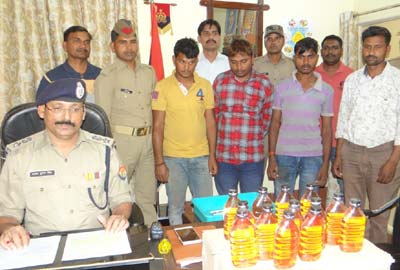 चंदौली पुलिस ने बत्तीस लाख रू0 की अवैध नकली शराब के साथ 4 तस्करों को किया गिरफ्तार 