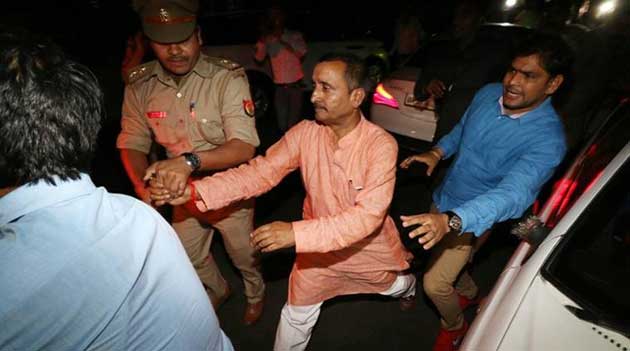 बलात्कार का आरोपी व डीजीपी का 'माननीय विधायक' कुलदीप सिंह सेंगर आखिरकार सीबीआई की हिरासत में, उच्चन्यायालय ने सरकार से पूछा था- इसे पकड़ने में देर  क्यों? 