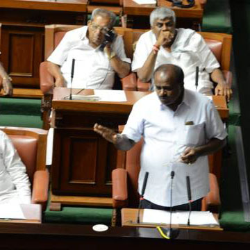 मुख्यमंत्री एचडी कुमारस्वामी ने कर्नाटक विधानसभा में विश्वासमत हासिल किया, समर्थन में 117 वोट, भाजपा का बहिष्कार
