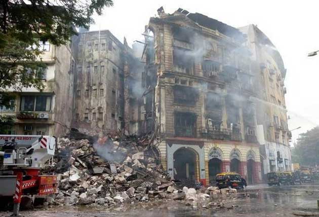 मुंबई के पटेल चैंबर्स में लगी आग, कोठारी मेंशन का एक हिस्सा गिरा