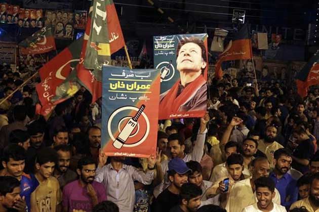 पाकिस्तान चुनावः इमरान खान सत्ता की ओर, विरोधी दलों ने लगाया गड़बड़ी का आरोप