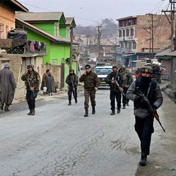 आतंकवादियों ने कश्मीर में तीन पुलिसकर्मियों को अगवा कर मार डाला