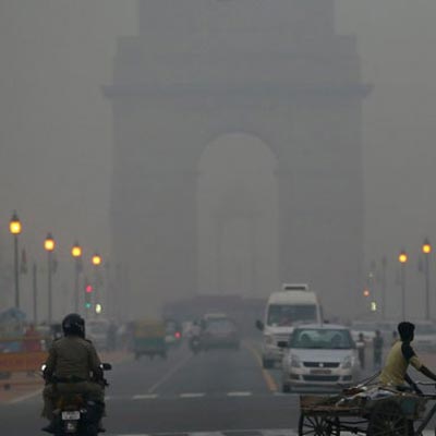 दिल्ली: प्रदूषण से परेशान सांसद मास्क पहने आए नजर