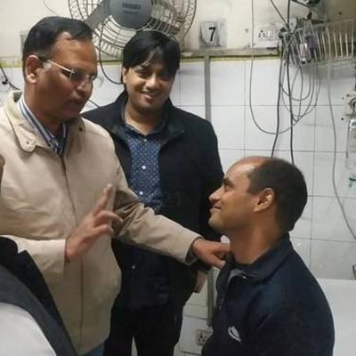 दिल्ली अग्निकांड: फायरमैन राजेश शुक्ला बने सबसे बड़े हीरो, लपटों के बीच जाकर 11 लोगों को बचाया