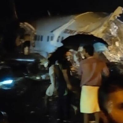केरल के कोझीकोड में एयर इंडिया का विमान फिसला, रनवे से आगे निकलने की वजह से हुआ हादसा