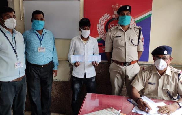 चंदौली: आरपीएफ डीडीयू ने टिकटों की अवैध खरीद बिक्री करने वाले युवक को किया गिरफ्तार 