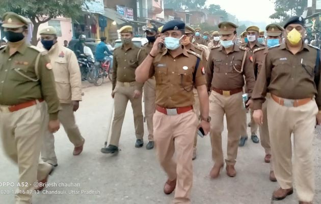 Chandauli: सैयदराजा बाज़ार में पुलिस अधीक्षक ने किया पैदल गश्त, लोगों से मिलकर किया....