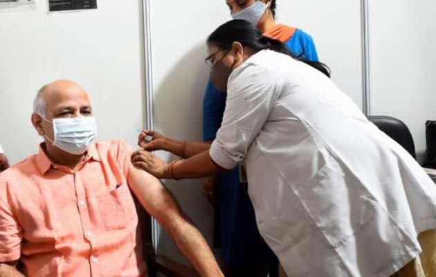 दिल्ली: डिप्टी CM मनीष सिसोदिया ने लगवाया कोरोना का टीका
