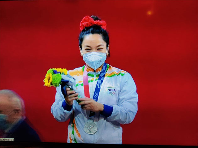 टोक्यो ओलिंपिक मीरा बाई चानू ने भारत के लिए जीता पहला पदक, रचा इतिहास