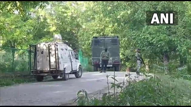 जम्मू-कश्मीर के कुलगाम में सुरक्षा बलों को बड़ी सफलता मिली, पाकिस्तानी हैंडलर समेत 2 आतंकी ढेर