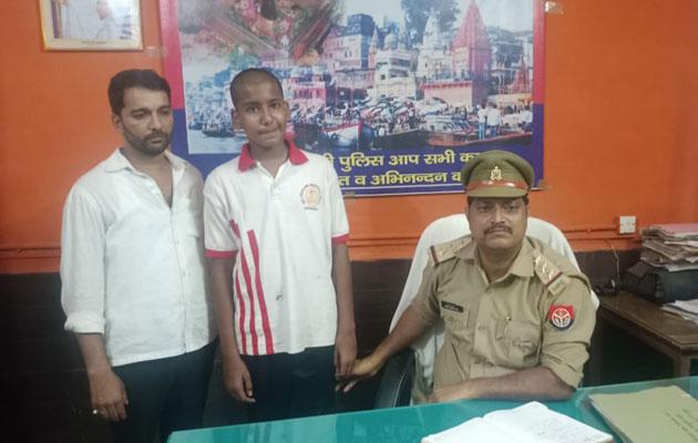 वाराणसी: 14 वर्ष के खोए हुए बच्चे को आदमपुर पुलिस ने  8 घंटे मे खोजकर, पिता को दिया उपहार