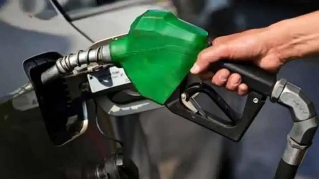 तेल के दामों में भारी कटौती, 2.2% सस्ता हुआ ईंधन