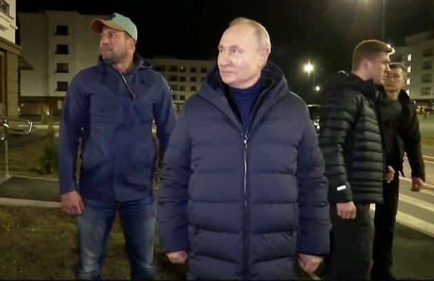 रूसी राष्‍ट्रपति व्‍ल‍ादिमीर पुतिन अचानक युद्धग्रस्त यूक्रेन के मारियुपोल पहुंचे 