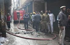 दिल्ली: भीषण आग से फैक्ट्री में सो रहे 43 लोगों की मौत