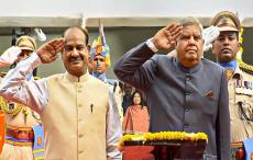 नई संसद के गज द्वार पर फहराया गया तिरंगा