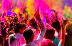 देश मना रहा है रंगों का त्योहार होली, जानें क्या है परंपरा
